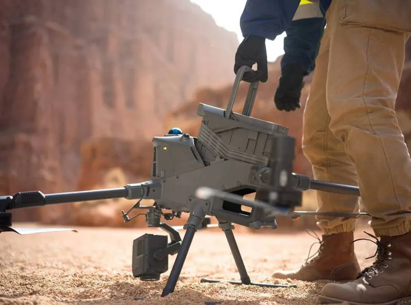 Operaci&oacute;n de dron industrial en campo desierto de Sonora